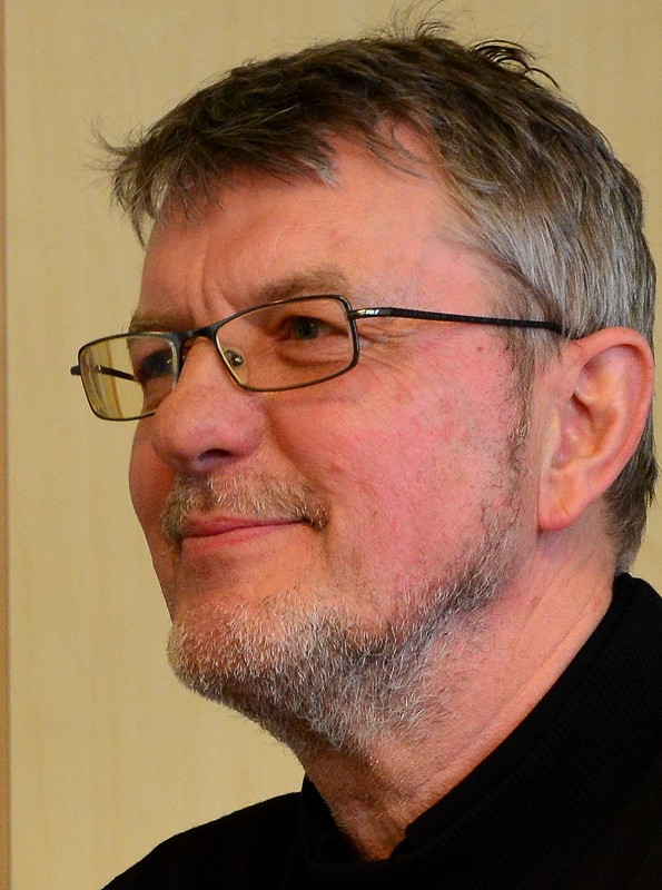Journalist Frode Muldkjær er vært for fællessang fra Højskolesangbogen og en række fortællinger.
