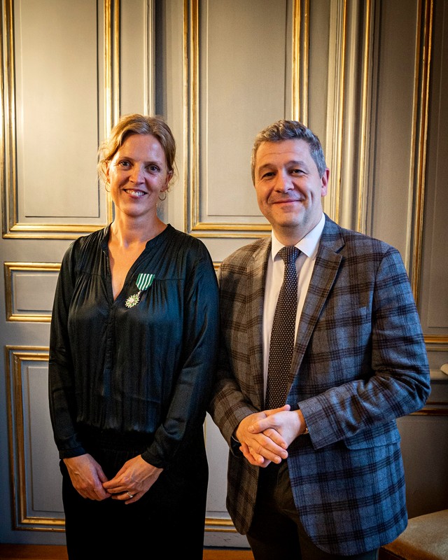 Skagens Museums direktør Lisette Vind Ebbesen med den franske ambassadør ved tildelingen af den fornemme franske orden.