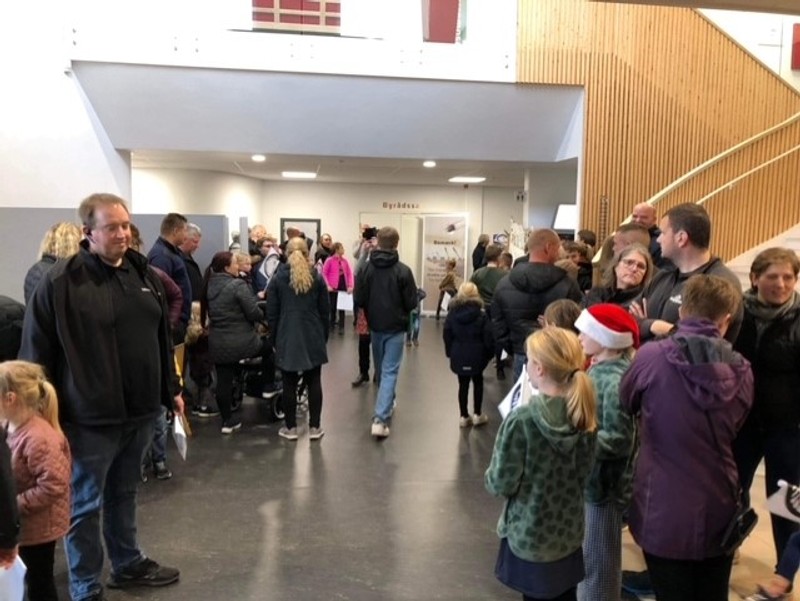 Forældre og børn ventede spændte på afgørelsen foran byrådssalen, men sagen blev behandlet på et lukket møde.