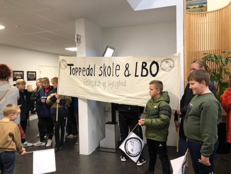 Over 100 børn og voksne fra lokalområdet omkring Toppedalskolen var mødt op udenfor byrådssalen.