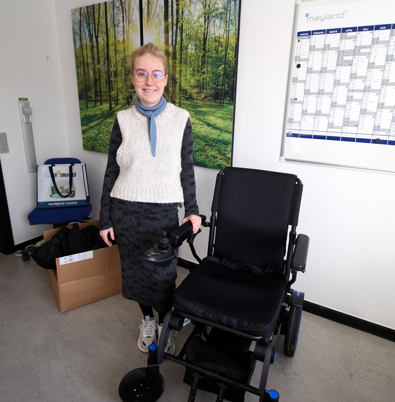 Aktivitetsmedarbejder Amanda Østergaard Christensen har stået for indkøbene og står her ved en ny el-kørestol.