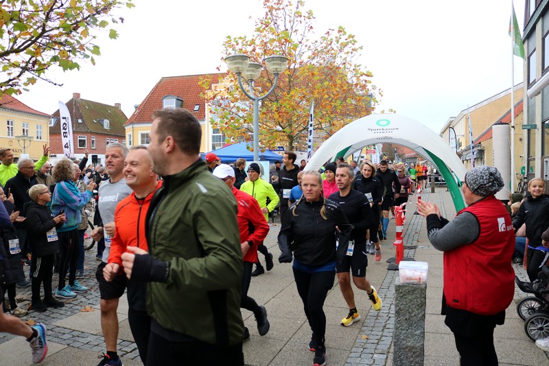 God stemning blandt såvel deltagere som publikum. Her ved starten på halvmaraton distancen.