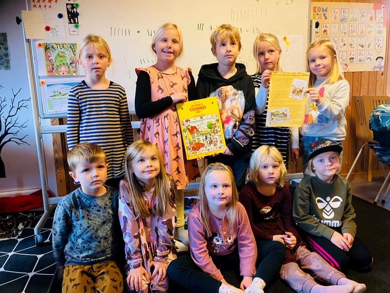 De yngste elever på Sæby Friskole prøver at lave sætninger på vendelbomål og er bl.a. meget spændte på at høre, hvordan en skole, en taske og en hest udtales.