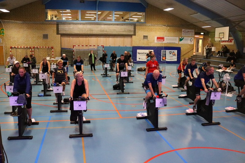 Lørdag klokken 8 blev pedalerne trådt i bund og kæden blev holdt stram frem til klokken 18