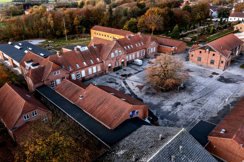 Den gamle skolegrund i Vrå spreder sig over et område, der svarer til omkring omkring fem fodboldbaner.