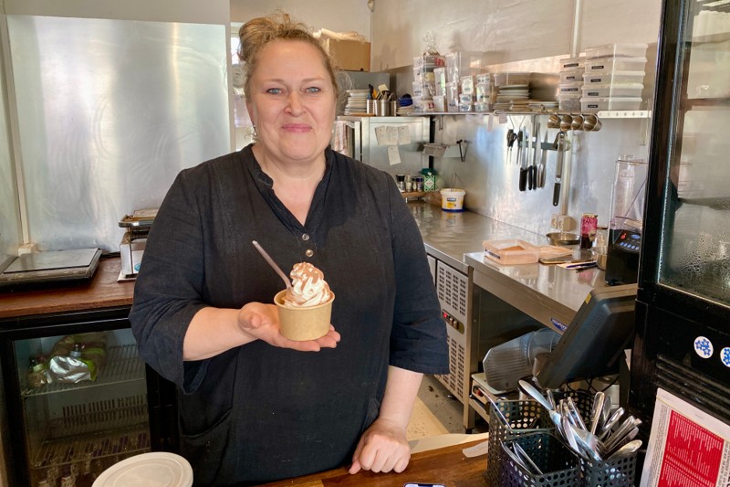 - Overskuddet fra salget af softice blev 950 kroner, fortæller Dorte Ris fra Kaffehjørnet i Nykøbing.