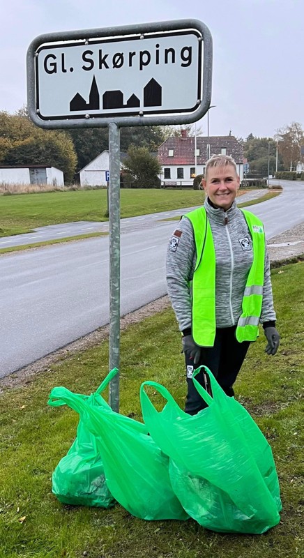 Birgitte Wilsted Simonsen, byrådsmedlem i Rebild, samler affald langs kommunens veje.