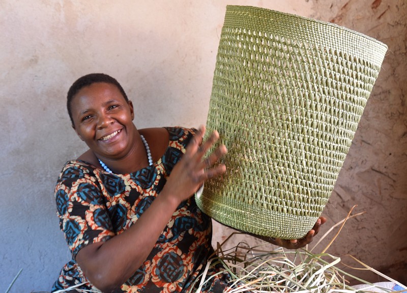 Iringa fra Tanzania har lavet mange af de vasketøjskurve, som Galleri Glocal Art sælger på sit julemarked.