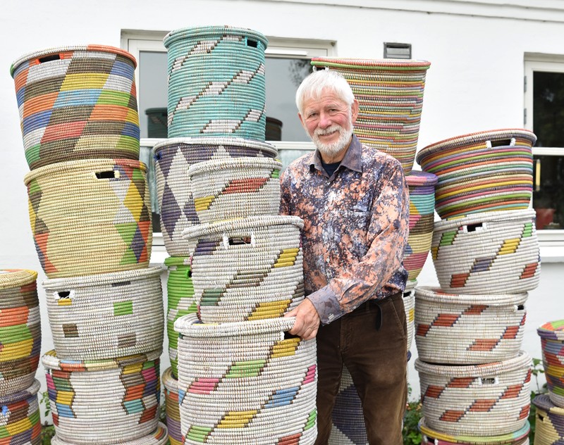 Galleriejer Frede Hansen har modtaget en hel container med kurve, som han sælger over to weekender.