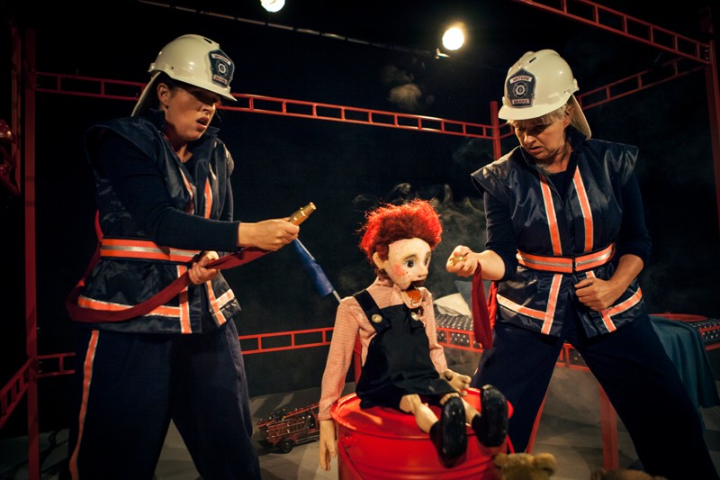 På scenen kan man møde de to skuespillere Anne Karina Nikolajsen og Nanna Schaumburg-Müller, der både fører dukken Freja og spiller brandbekæmpende heltinder.