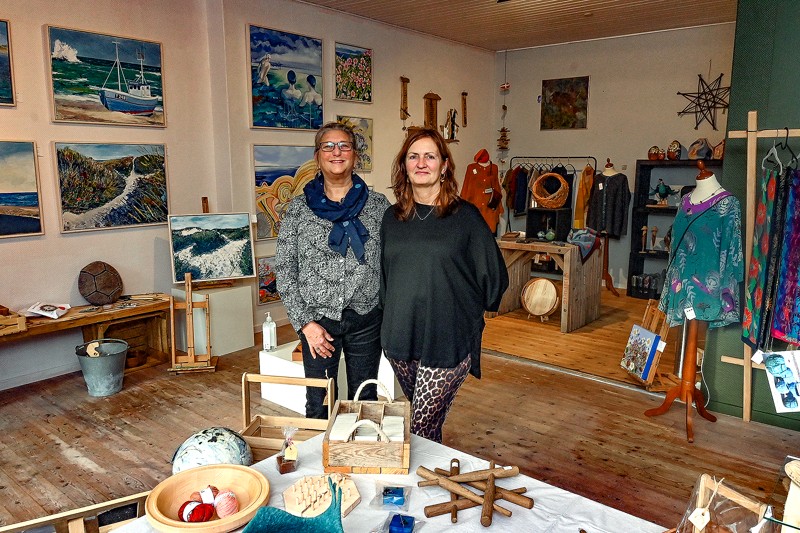 Suzanne Møller (tv) og Helga Breum og 10 andre kunsthåndværkere åbner igen pop-up-butik i Thisted.
