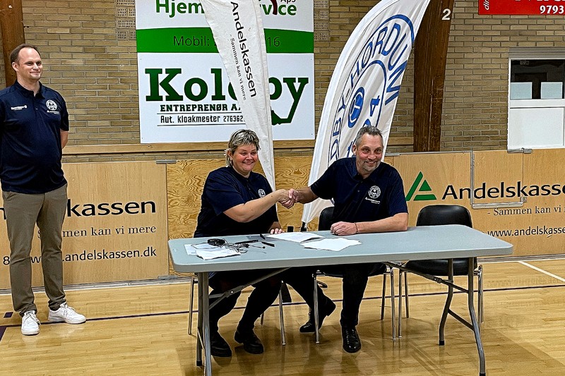 I bedste internationale stil blev Anderskassens hovedsponsorat med Koldby Hørdum IF forlænget med underskrift og håndtryk af direktør Jesper Elkjær og formand for KHIF Mariane Leegaard.