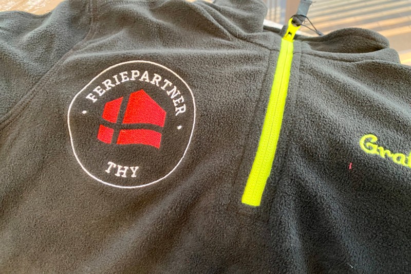 Det er Sportigan, der har sørget for broderingen af trøjerne med Feriepartner Thys logo.