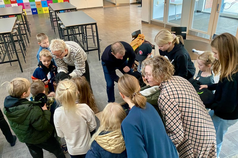 Trøjerne blev onsdag formiddag pakket op af elever fra skolens 1.B, 6,A og 6.B.