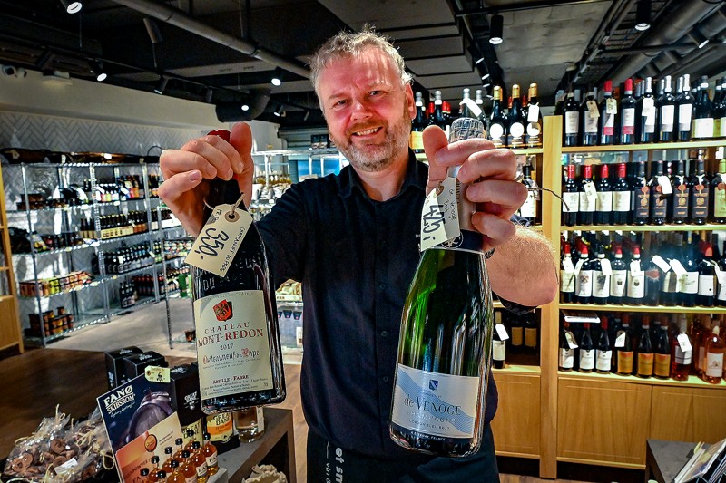 Hvad med en Chateauneif-du-Pape eller en Champagne De Venoge og alt andet vin i butikken - til halv pris. Netop nu hos Smagen af Thy i Thisted og Prebens Vinhandel i Nykøbing.