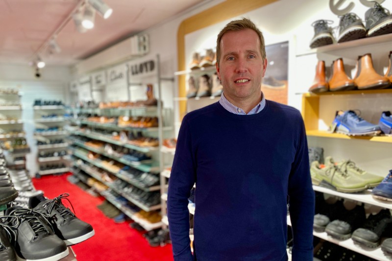 - Jeg kan kun opfordre til, at folk bruger de penge, de har til rådighed, så lokale som muligt, siger formanden for Hurup Handelsstandsforening, Lars Søndergaard, Kjeld Sko.