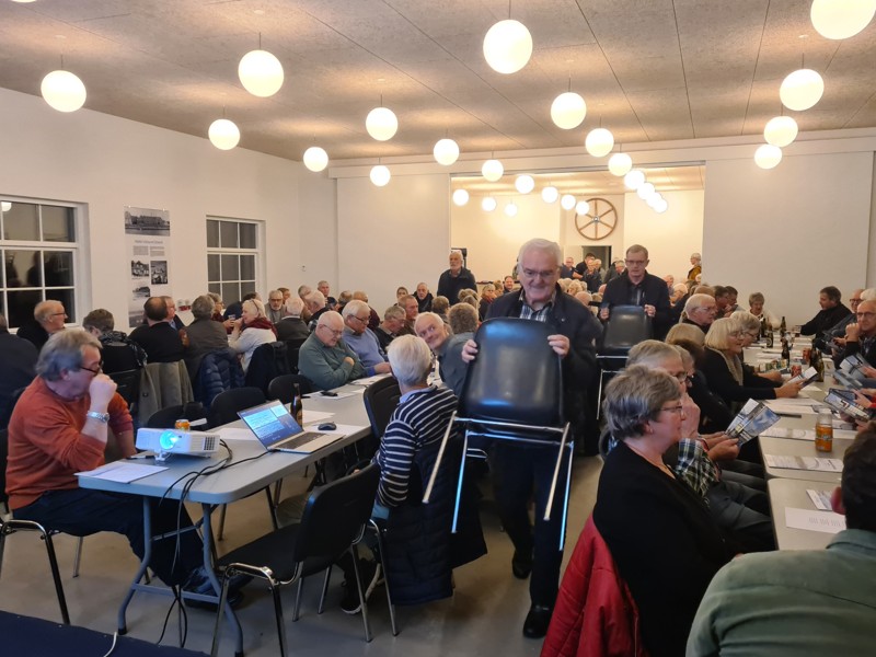 Ved borgermødet på Værftet i Vilsund 9. november var huset fyldt til sidste sæde, og flere stole måtte hurtigt findes frem.