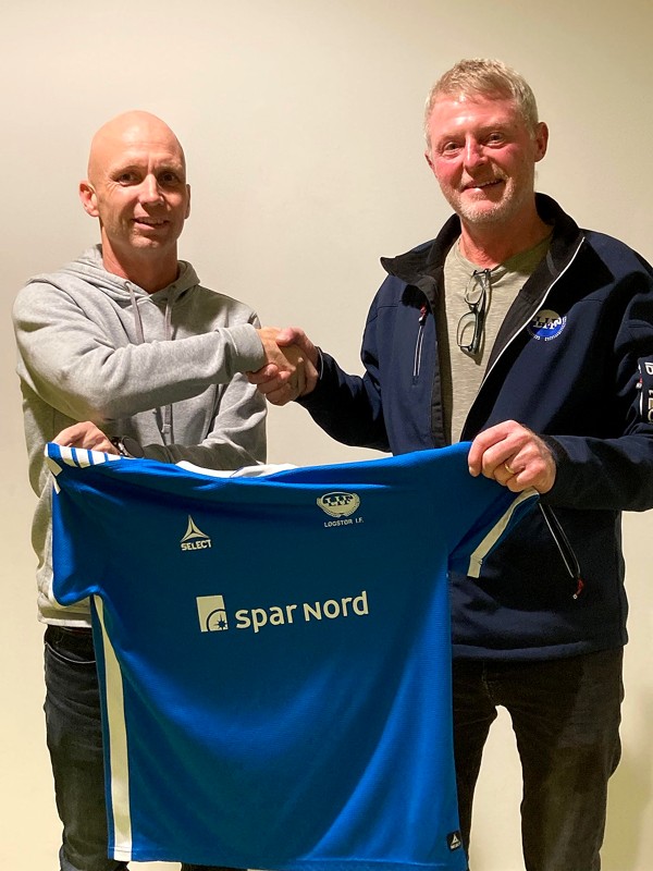Løgstør IF`nye cheftræner Morten Freundlich (tv) bydes velkommen af sportchef i klubben Keld Kronborg.