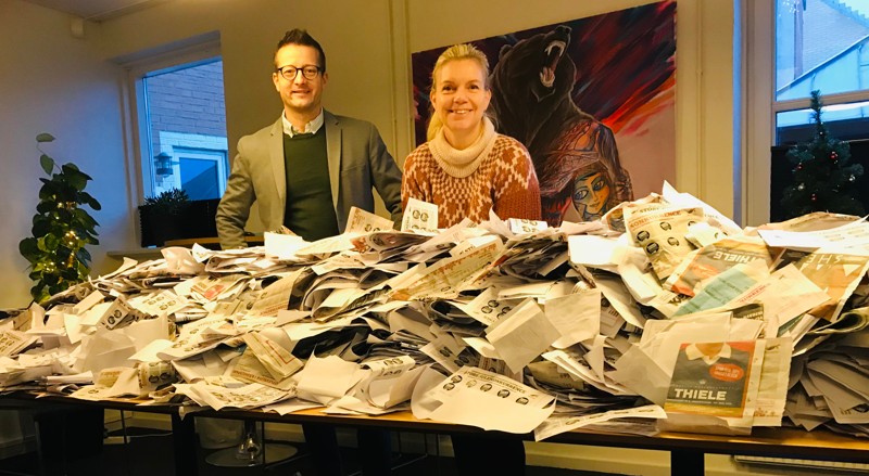 Det var imponerende, hvor mange kunder, der har afleveret stemplede kuponer i kampagnen 2021. Pernille Thygesen fra Det Nordjyske Mediehus og handelschef Dan Kobberup står bag kuponbjerget.