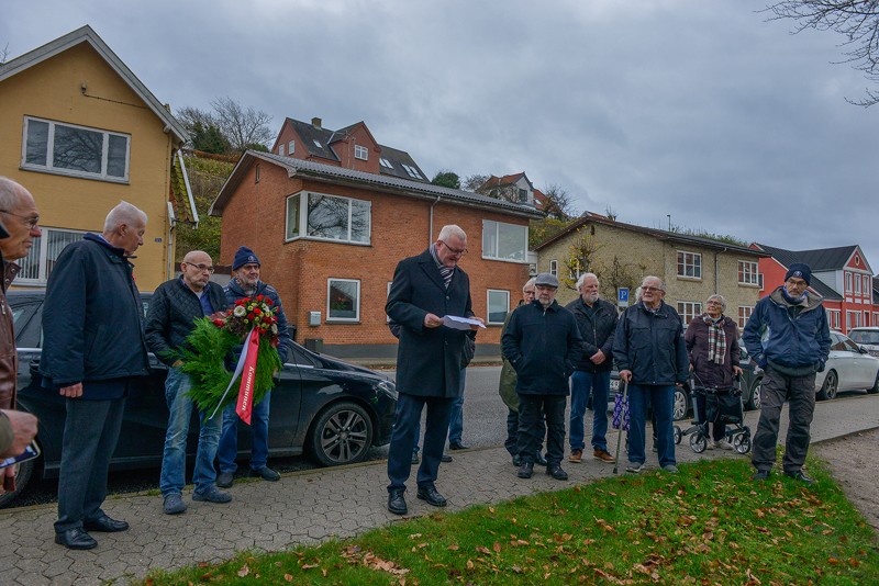Kommunalbestyrelsesmedlem Benny Hansen holdt tale og nedlagde krans fra Vesthimmerlands Kommune.