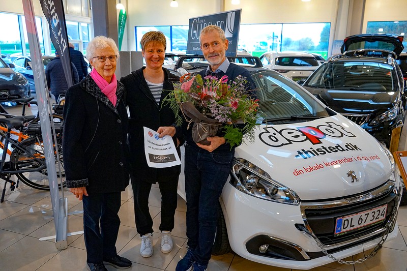 Dorte Overgaard Nielsen (i midten) vandt årets hovedgevinst i Thy Chancen. En Peugeot 208 til en værdi af 129.900,- kr. Til venstre mor Kirsten Overgaard Nielsen der købte de tre nøglekuverter, til sine tre piger. Til højre Kaj Højland.