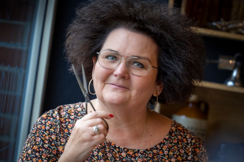 Frisør Willy har været i Sindal i 60 år - Gitte Falk overtog salonen efter sin far.