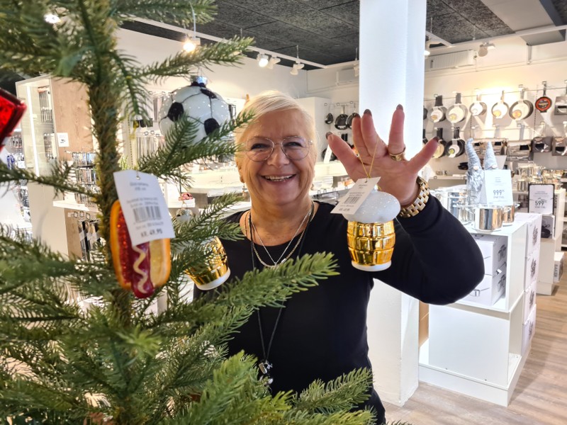 Pia Rettig, butikschef hos Imerco i Nykøbing, fremviser nogle af de særlige julekugler, butikken har fundet frem i anledning af VM i Qatar
