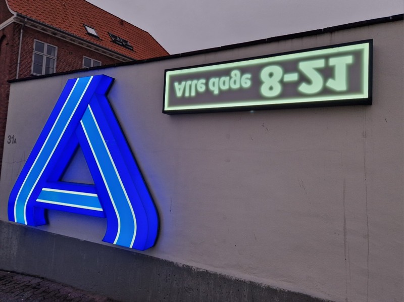 Det har krævet lidt ekstra at regne åbningstiderne ud hos Aldi i Aars de sidste dage. I hvert fald hvis man kun ser skiltet mod p-pladsen.