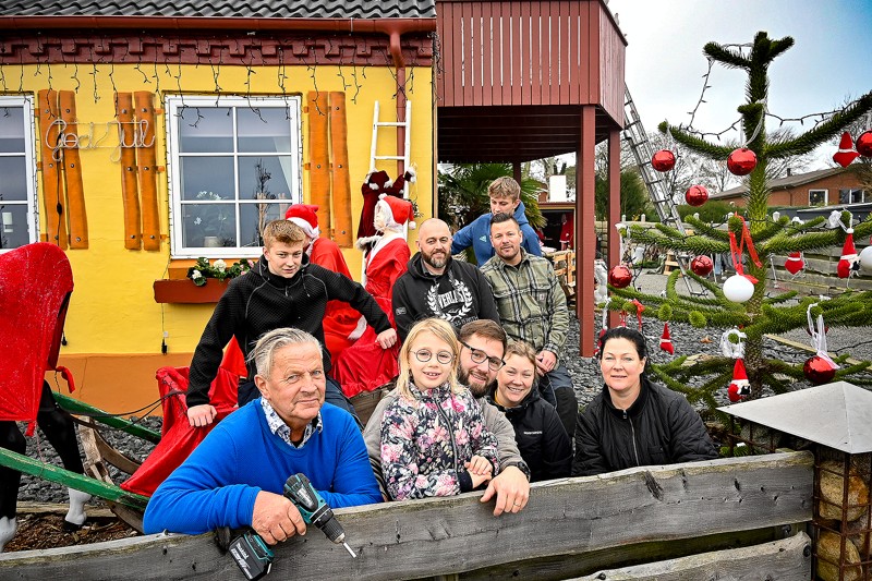 Leo Jensen (i blåt) og den juleglade familie i arbejdstøjet - forud for søndagens juleshow på Østerbakken 39.