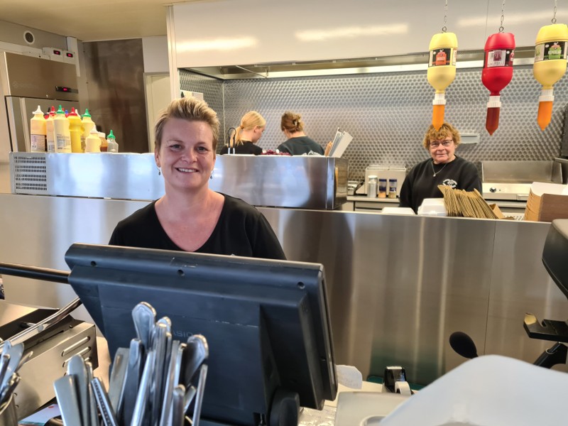 Heidi Overgaard er indehaver af Klostertorvets Pølsevogn, og hun mærker krisen kradse. - Det er blevet til en del søvnløse nætter, fortæller hun.