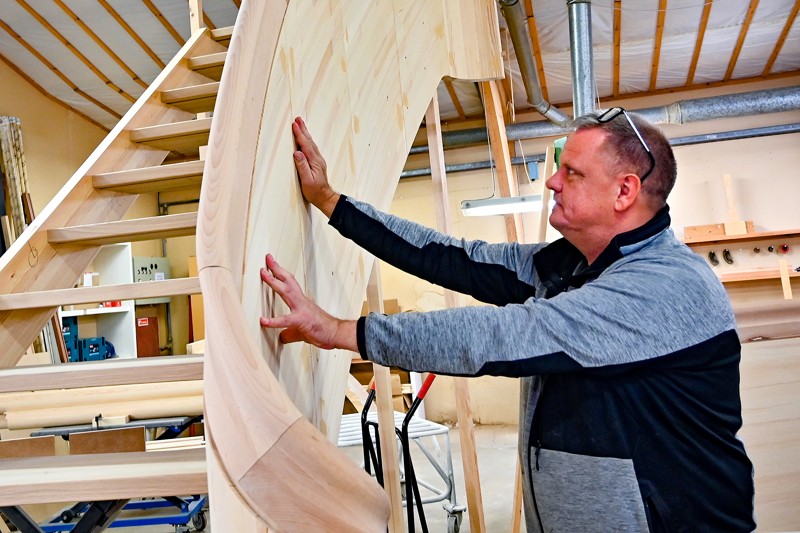 Når kvaliteten skal være i top, så er trappen fra Thy. Benny Rytter er stolt over at Thy Trapper får ordren på unikke trapper til millionvillaer.