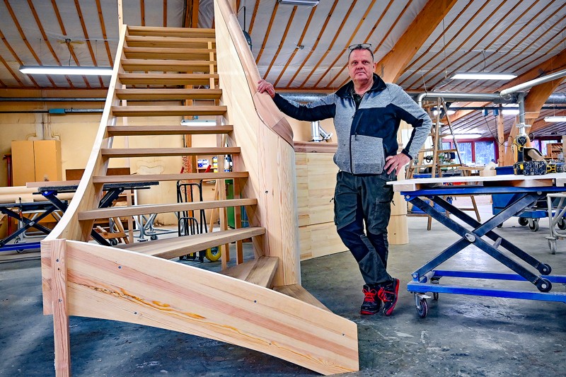 Tre trapper skal sættes sammen og danne 10 meter høj trappe fra kælder til 2. sal i patriciervilla i Hellerups ambassadekvarter.