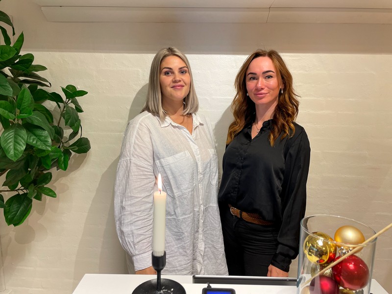 Emma Maltesen Staugaard (th) har netop ansat Ida Marie Schmücker (tv) som ny frisør i salonen.