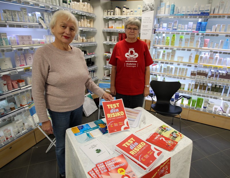 Jane Nordal Christensen og Bente Mortensen fra den lokale afdeling af Diabetesforeningen i Brønderslev stod klar på Dronninglund Apotek for at informere og vejlede på Verdens Diabetes Dag.