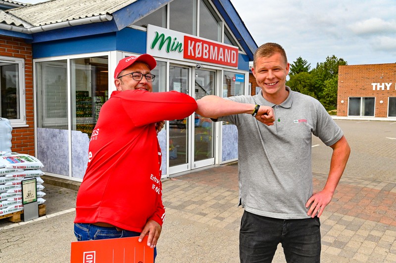 Mathias Påske (th) er netop kåret som Årets Købmand 2022. det er anden gang på kun fem år.