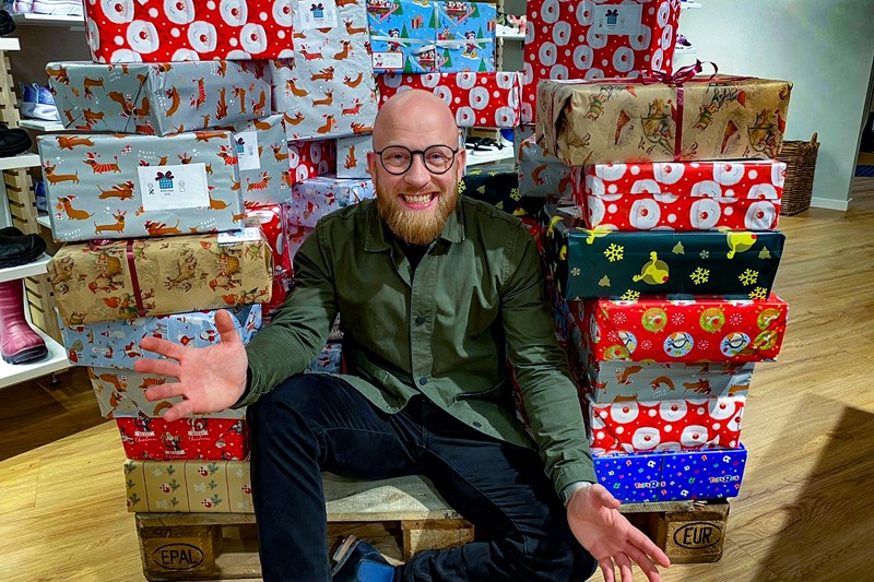 100 gaver har Skoringen i Thy og Nykøbing samlet ind de seneste uger. Det varmer at familier tænker på rumænske børn i julen, siger indehaver af de to butikker Daniel Smalbro Pedersen. Privatfoto.