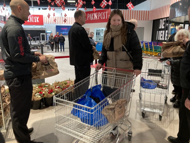 Løvbjergs morgenfriske personale sagde velkommen og forærede de første kunder en culottesteg.