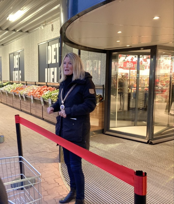 Borgmester Birgit S. Hansen klipper snoren og Løvbjerg åbner for første gang døren i Frederikshavn. Den første nye Løvbjerg butik i 11 år.