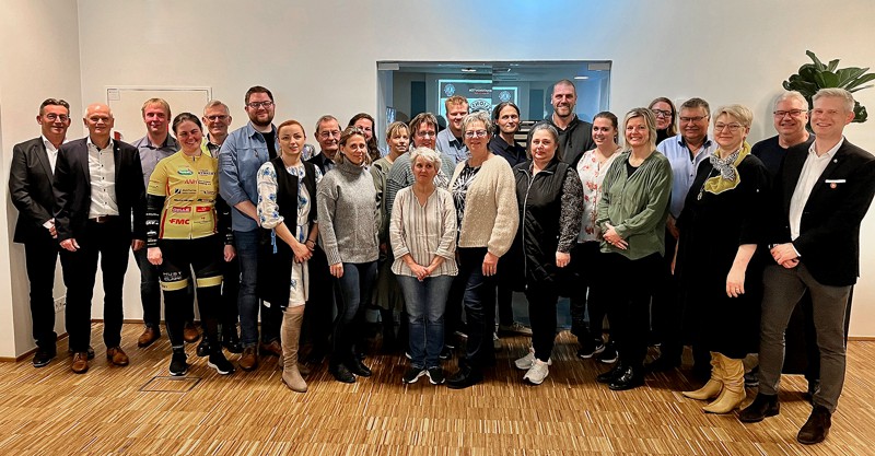 82 modtagere fik støtte da Lions uddelte donationer for tre år. Her nogle af modtagerne med klubbens præsident Henrik Tinggaard (th) Privatfoto.