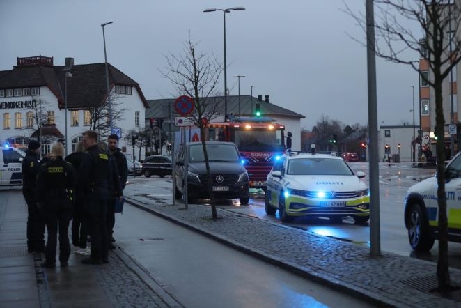Knap tre timer efter knivstikket kunne politiet anholde en 20-årig mand. - Presse-fotos.dk Knap tre timer efter knivstikket kunne politiet anholde en 20-årig mand.