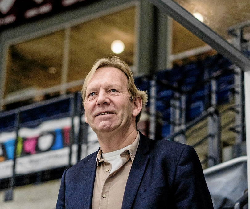 Der venter noget end bare ishockey, når Mighty Bulls går på is de næste to hjemmekampe. På billedet ses klubbens direktør Olaf Eller. - Robert Hendel Der venter noget end bare ishockey, når Mighty Bulls går på is de næste to hjemmekampe. På billedet ses klubbens direktør Olaf Eller.