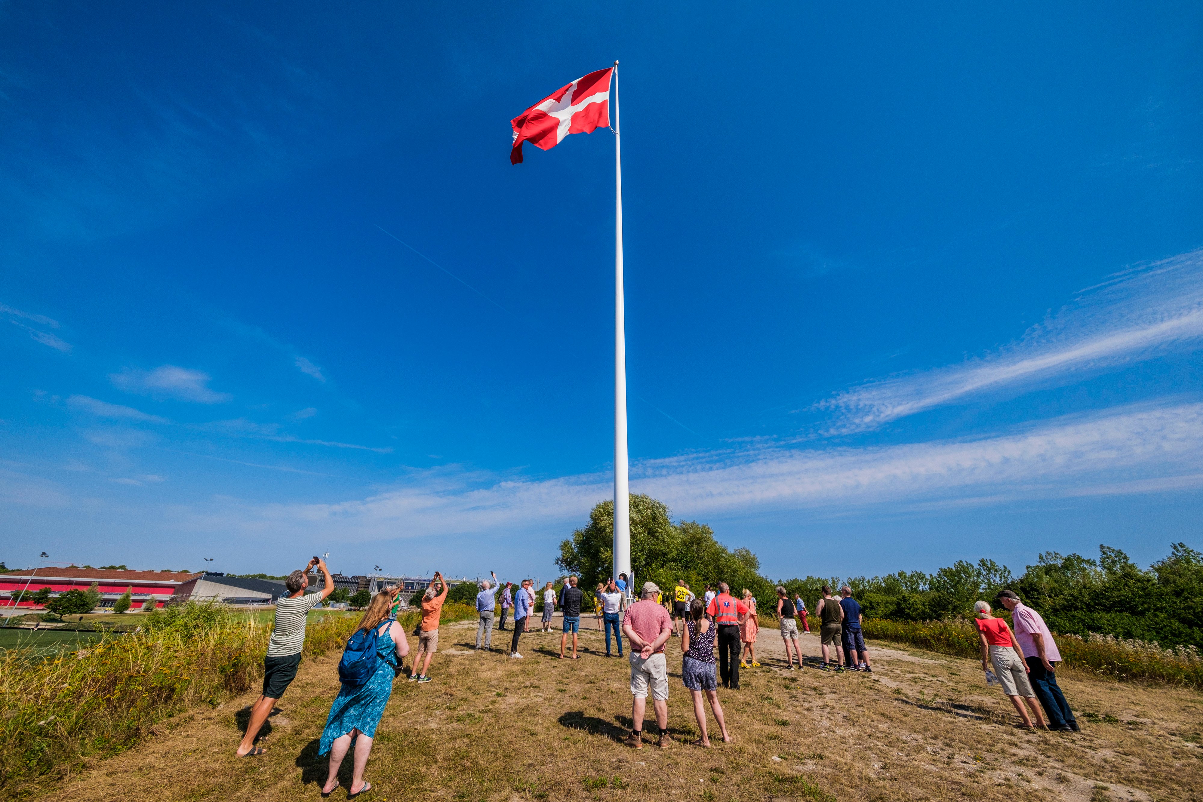 En 52 meter høj flagstang er blevet et vartegn for Brøndby, men den er oprindeligt opført som en gave til dronning Margrethe.
