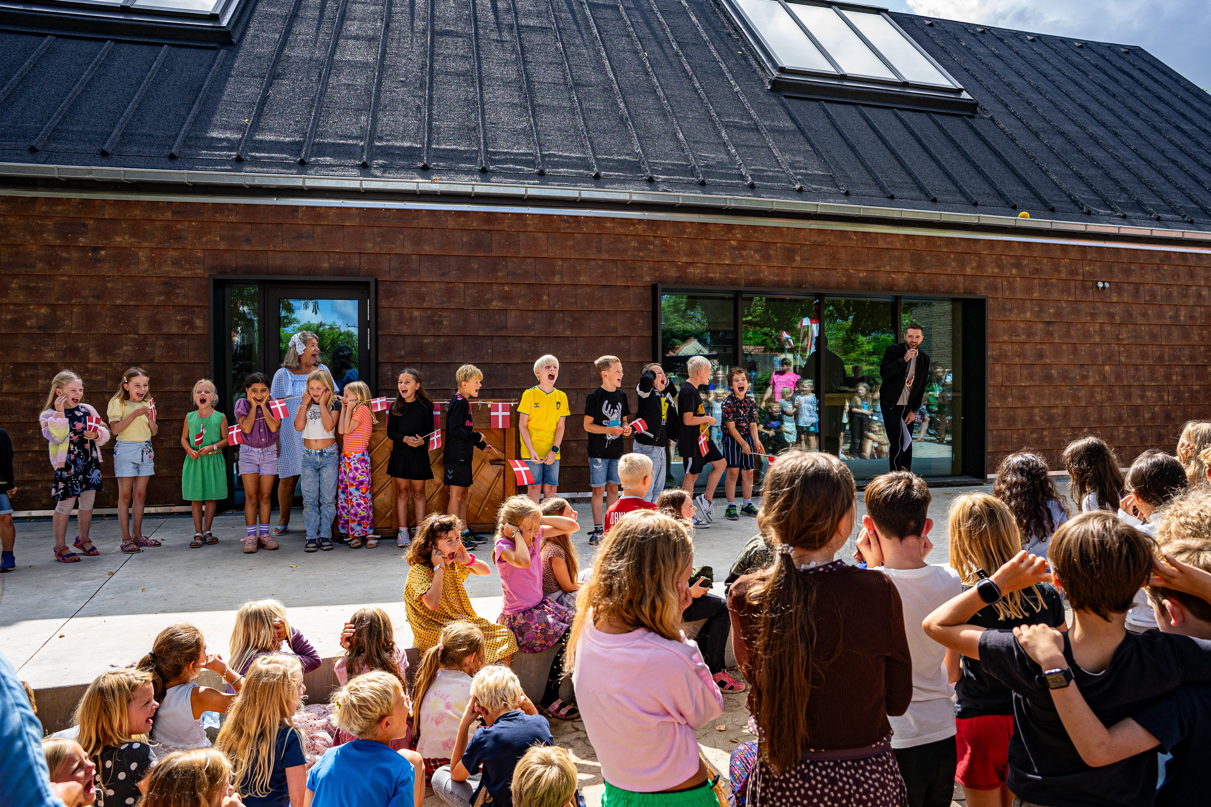 Her bliver tilbygningen til skole indviet - nu mangler der plads igen.