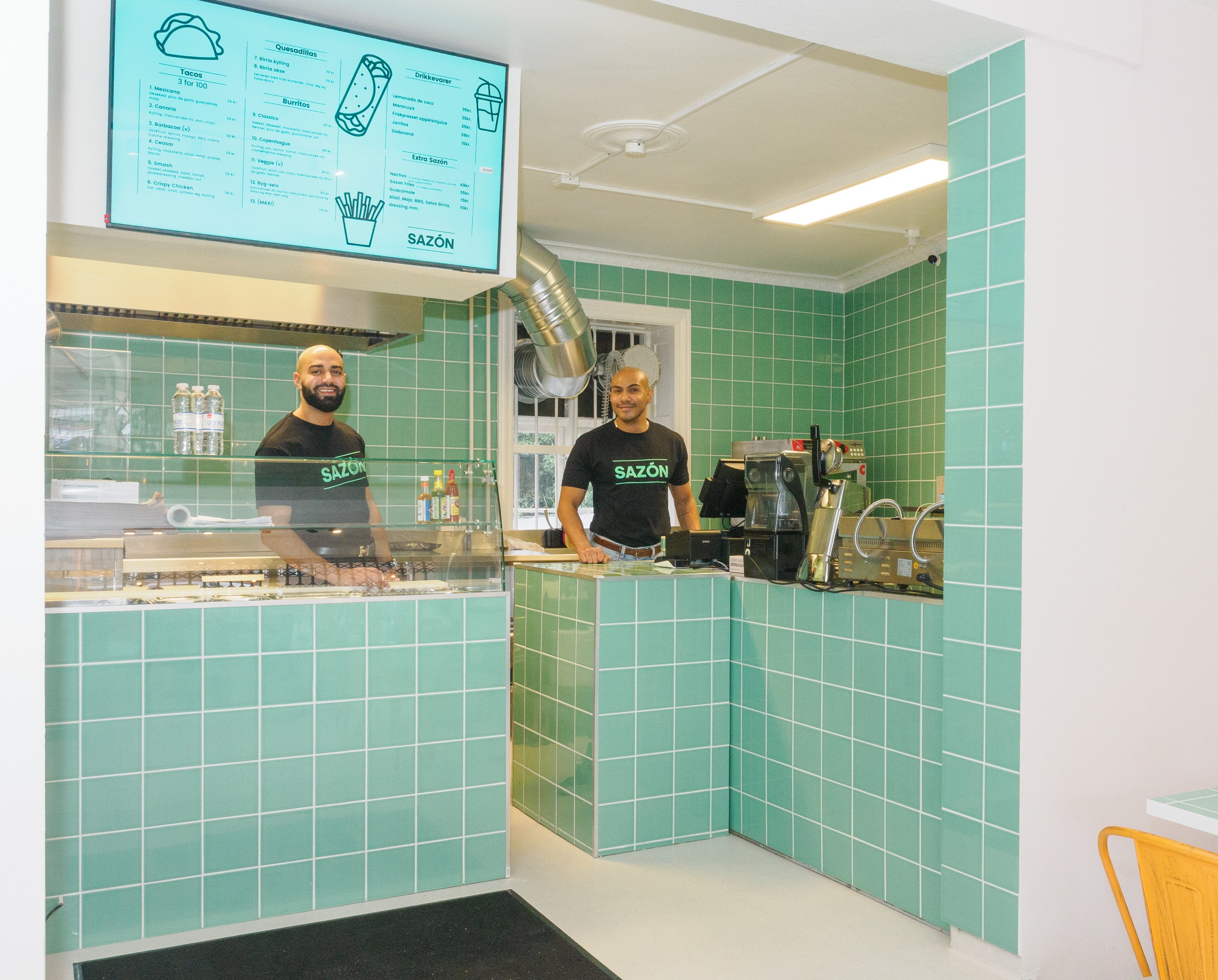 Sazón serverer mexicansk mad med en kanarisk og colombiansk twist, siger chefkok Alexander Salazar (th). Foto: Kaj Bonne.