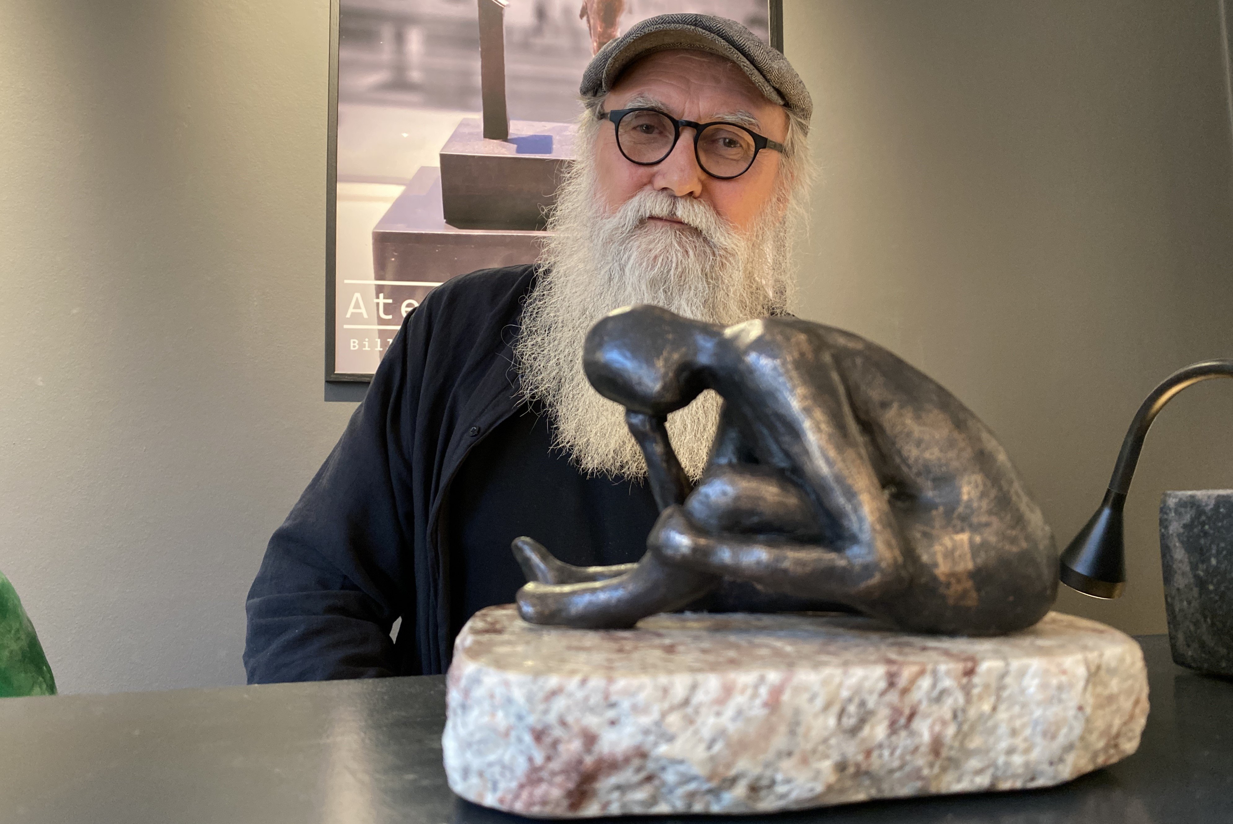 Michael Behrend Hansen er kunstneren bag skulpturen, som vinderen af Roskilde Erhvervspris 2024 modtager.