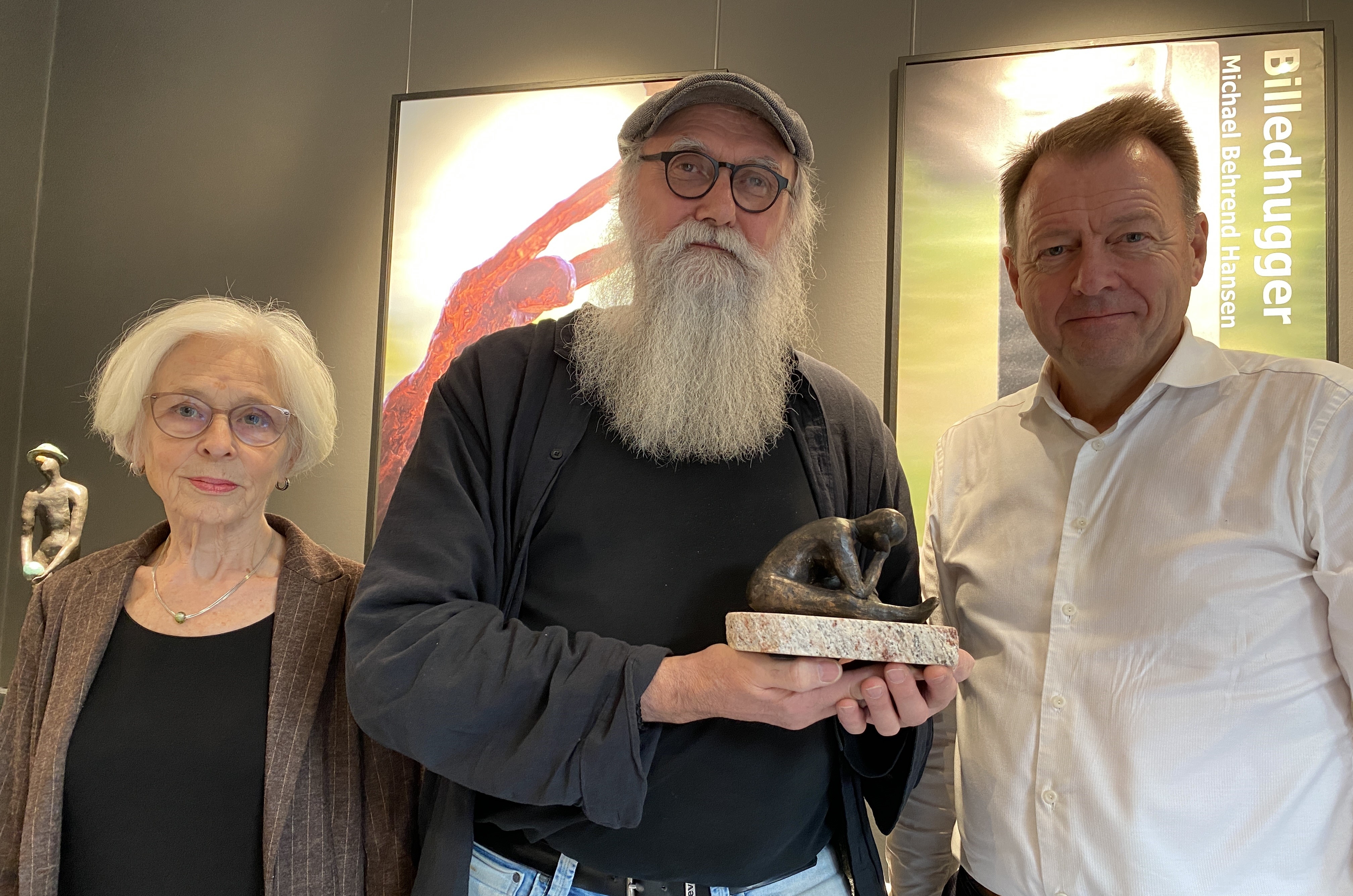Michael Behrend Hansen (midten) er kunstneren bag skulpturen, som vinderen af Roskilde Erhvervspris 2024 modtager. Her ses han sammen med Nina Carlberg fra Roskilde Kunstforening og erhvervsdirektør Jesper Steen Christensen fra Danske Bank, som er tovholder på erhvervsprisen. - Lars Ahn Pedersen Michael Behrend Hansen (midten) er kunstneren bag skulpturen, som vinderen af Roskilde Erhvervspris 2024 modtager. Her ses han sammen med Nina Carlberg fra Roskilde Kunstforening og erhvervsdirektør Jesper Steen Christensen fra Danske Bank, som er tovholder på erhvervsprisen.
