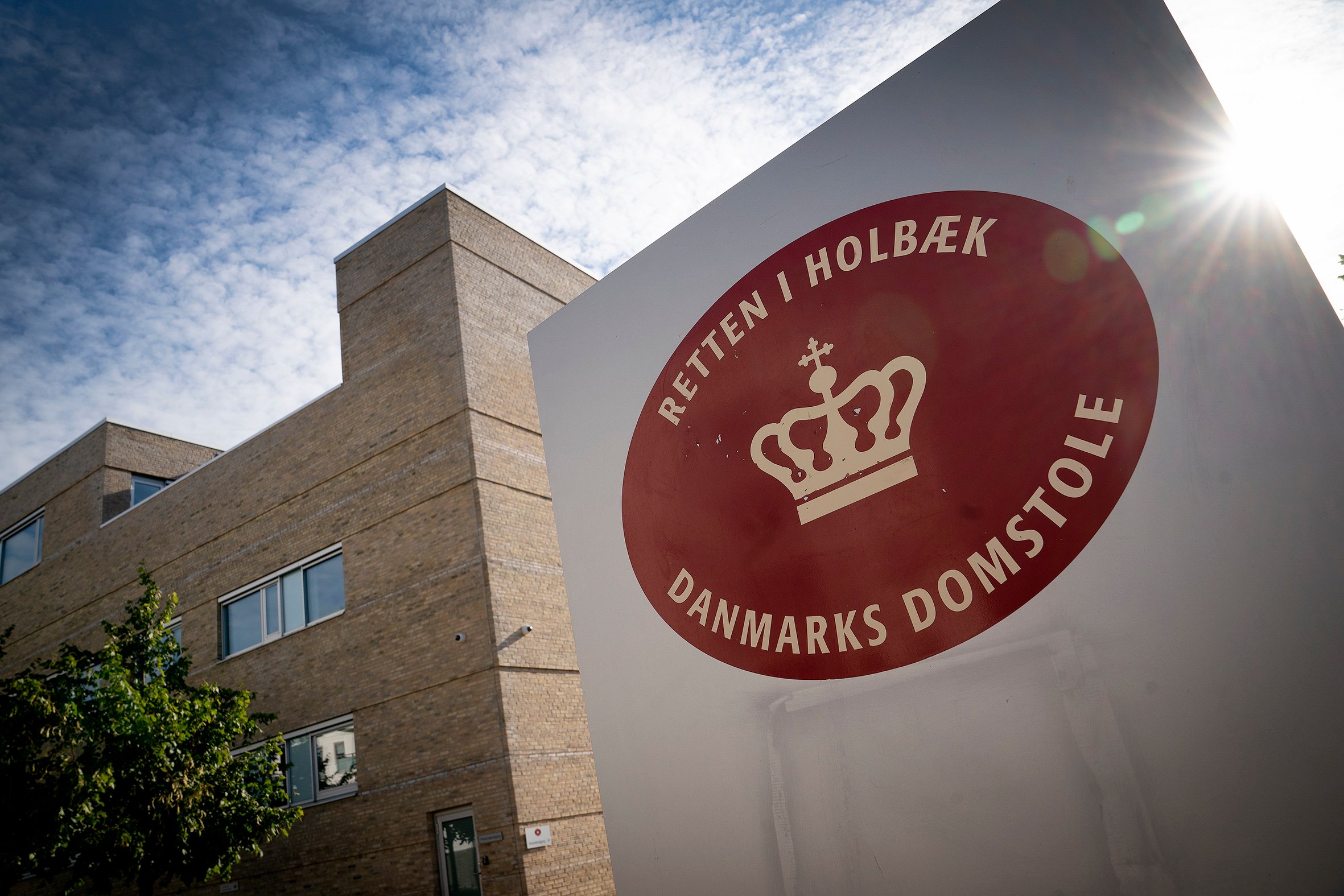 Retten i Holbæk varetægtsfængslede torsdag tre unge mænd frem til den 18. juni, i sagen om et overfald begået på Kalundborg Station onsdag eftermiddag.