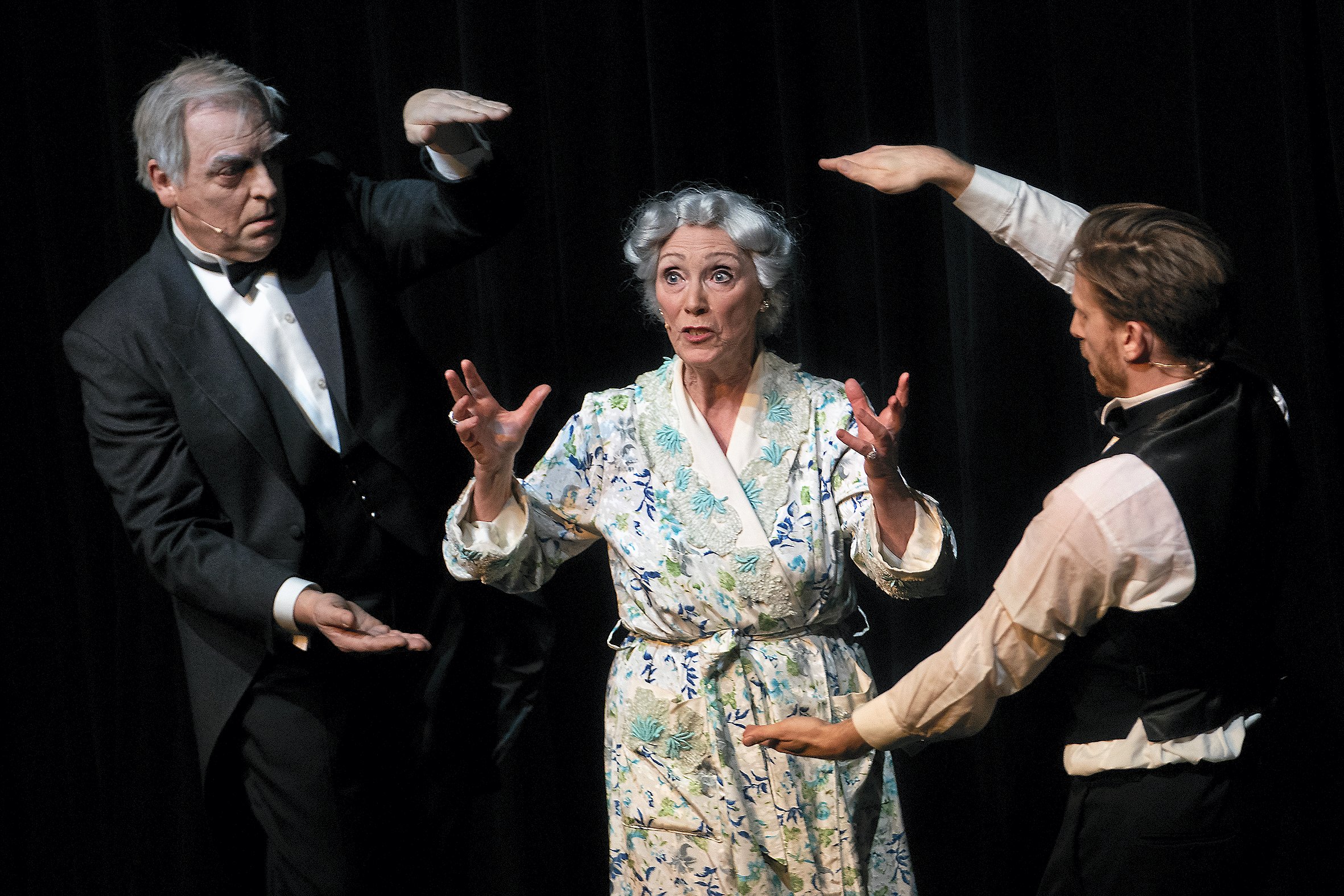 Bente Eskesen, Henrik Ipsen og Kasper Buus (t.h.) i “90 års fødselsdagen” på Odsherred Teater.