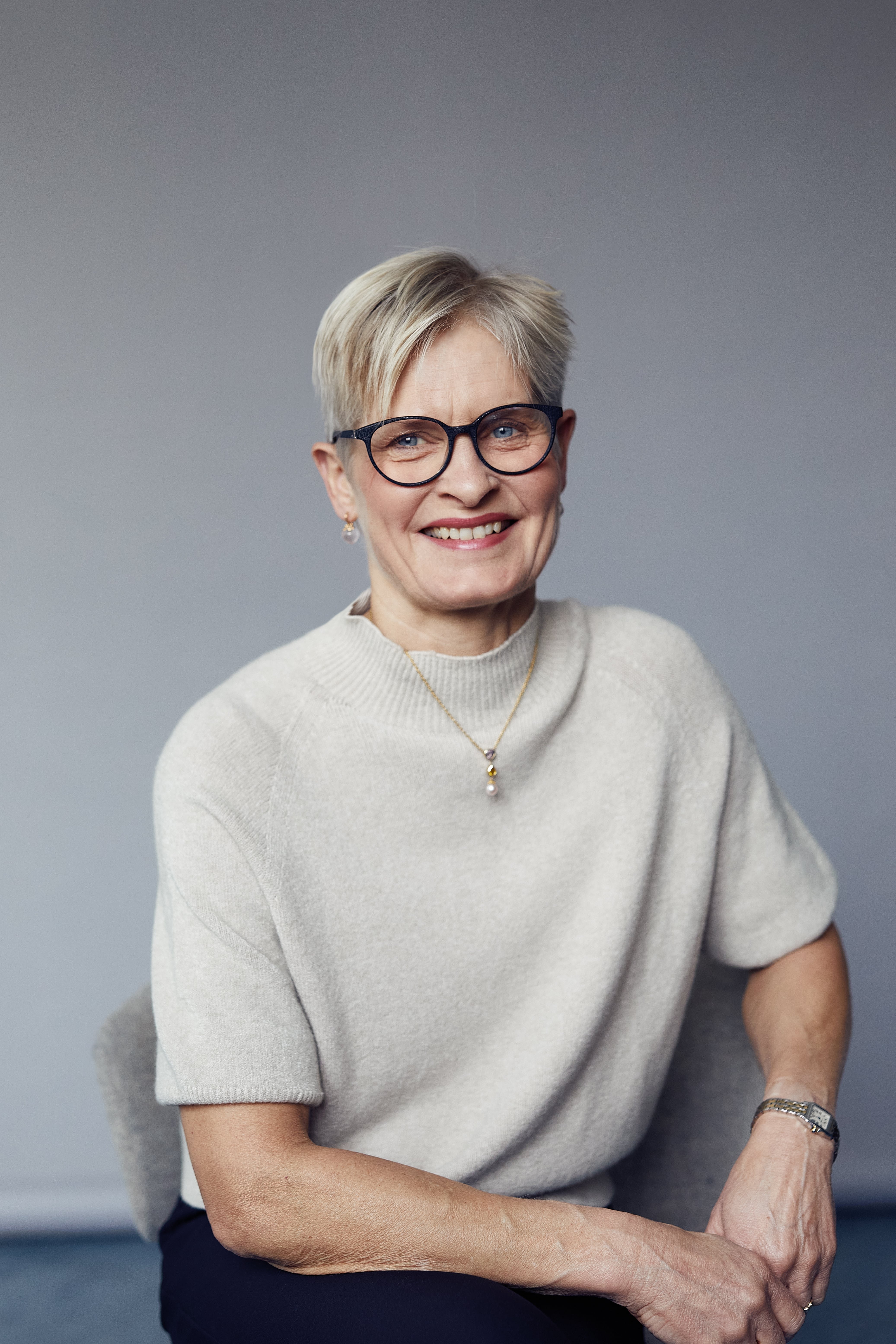 Stifter af og formand for foreningen Håb i Psykiatrien Lotte Frost glæder sig over en donation på 200.000 kr. til kulturelle aktiviteter i 2024. Foto: PR