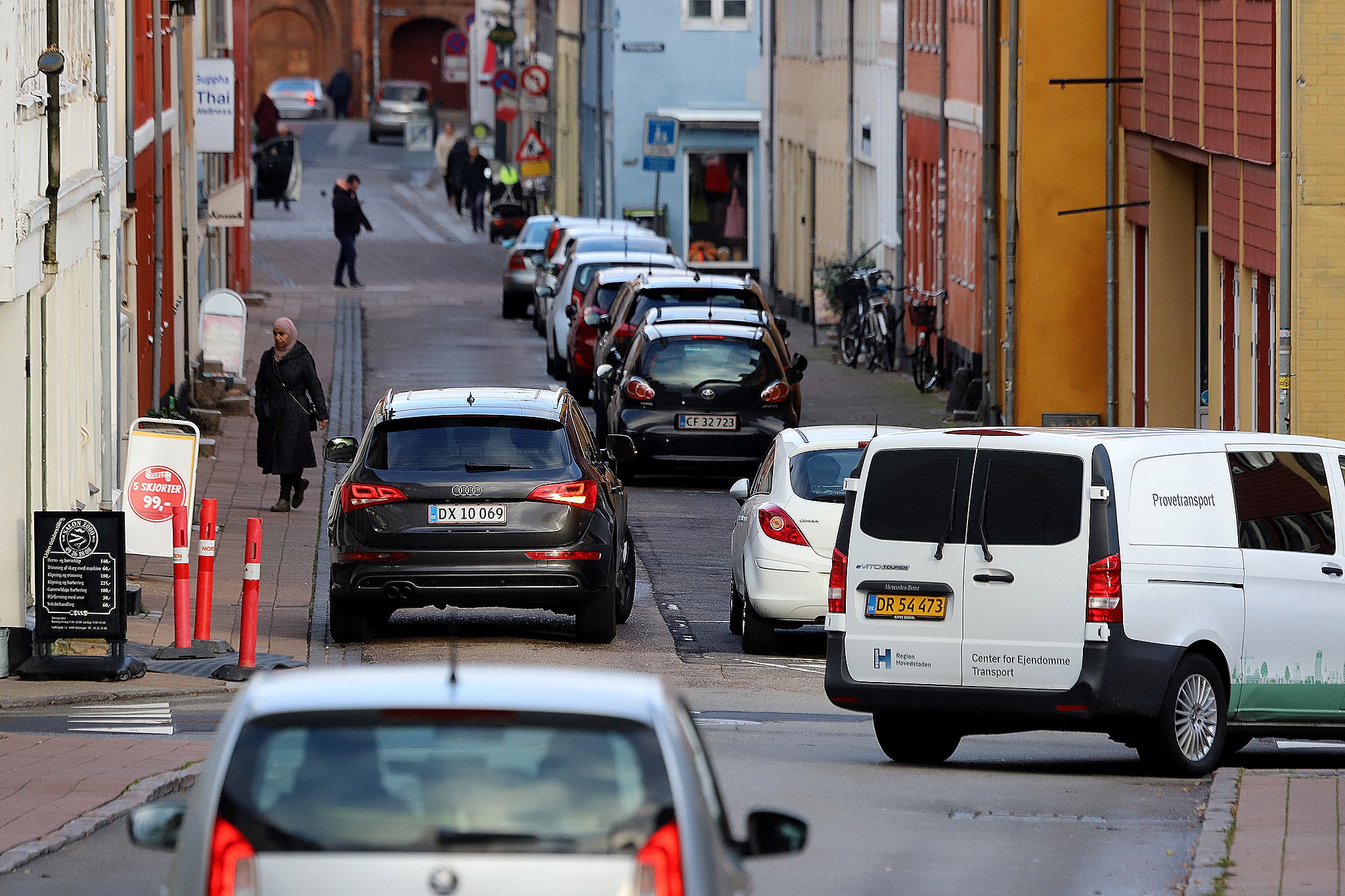 De blå partier mener, at man først skal betale for parkering efter første time, men de røde partier og løsgænger Thomas Kok fik med deres snævre flertal stemt igennem, at betalt parkering er fra første minut.
